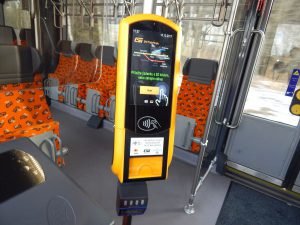 Automat na jízdenky ve vlaku GW Train Regio. Autor: Zdopravy.cz/Jan Šindelář