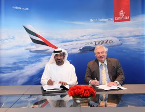 Podpis nové objednávky na A380. Za Emirates šéf aerolinek šejk Sheikh Ahmed bin Saeed Al Maktoum, za Airbus končící obchodní ředitel John Leahy. Foto: Emirates