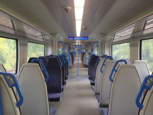 Interiér nových vlaků Class 700 pro Thameslink. Foto RM/Wikimedia Commons