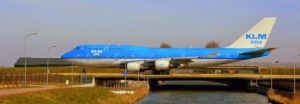 Boeing 747 společnosti KLM při pojíždění na letišti Schiphol. Foto: Jan Sůra