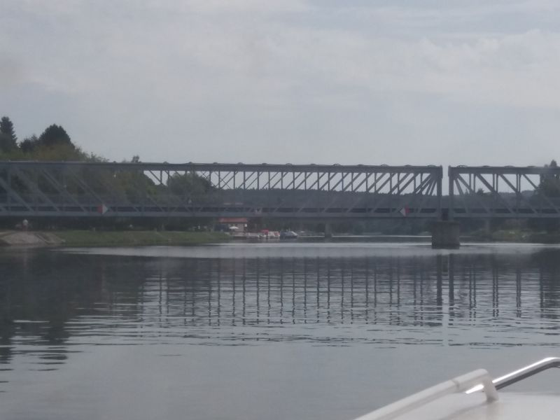 Historický most v Týně má podjezdnou výšku pouhé tři metry. Autor: Zdopravy.cz