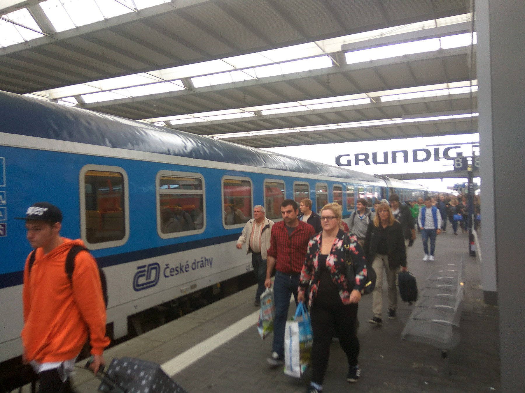 Cestující vlaku Praha - Mnichov, München Hbf, foto: Zdopravy.cz/Jan Sůra