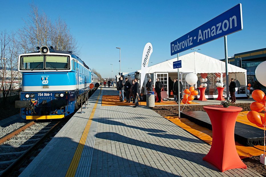 Otevírání nové železniční zastávky Dobrovíz - Amazon loni na konci listopadu. Foto: Amazon