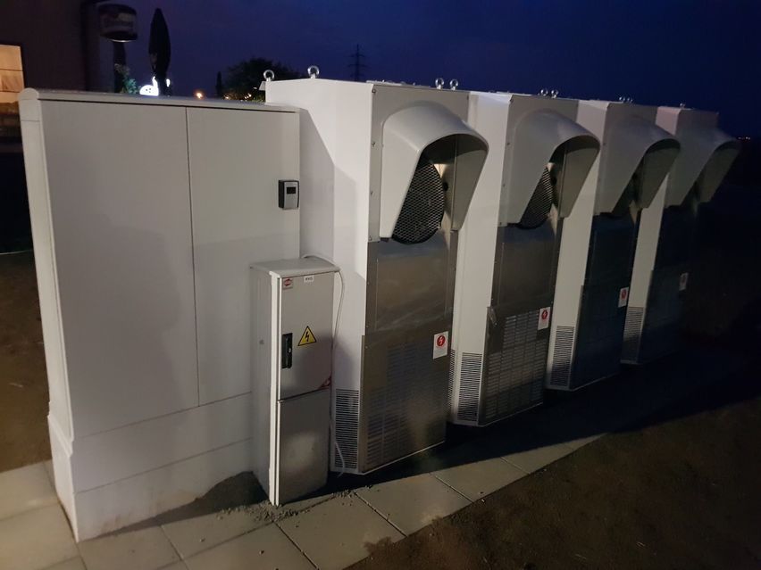 Superchargery společnosti Tesla na nové dobíjecí stanici u Vestce u Prahy. Foto: Asociace pro elektromobilitu