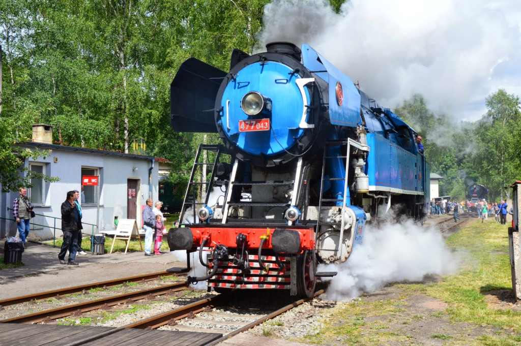 Jednou z největších akcí ČD Nostalgie je setkání parních lokomotiv v Lužné u Rakovníka. Na snímku lokomotiva 477.043 přezdívaná Papoušek. Foto: Jan Sůra