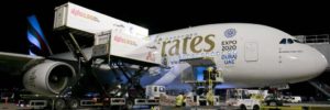 Nakládání letadla A380 společnosti Emirates palubním občerstvením. Foto: Alpha Flight
