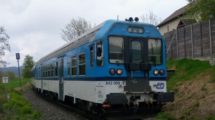 Rychlík Liberec - Pardubice před stanicí Jeřmanice. Pro rychlé spojení do Prahy počítají některé návrhy s vybudováním tunelu pod touto tratí. Foto: Jan Sůra