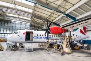 Údržba letounu ATR v hangáru Czech Airlines Technics. Autor: CSAT