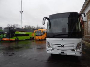 Autobusy před Průmyslovým palácem.