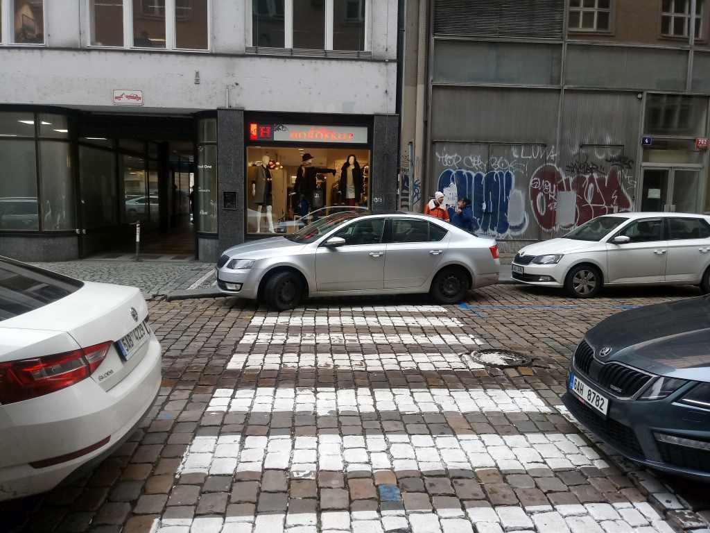 Způsoby parkování v pražských ulicích. Foto: Petr Horský