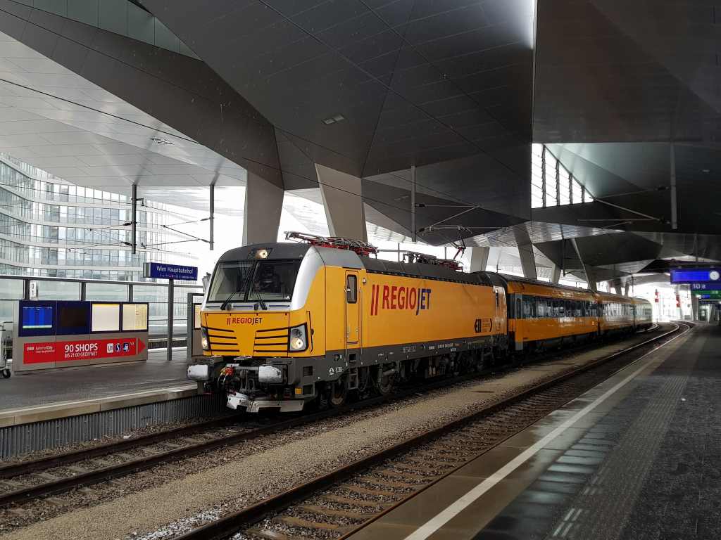 Souprava RegioJetu poprvé na vídeňském hlavním nádraží. Foto: RegioJet