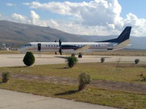 Saab 2000 společnosti Darwin Airline na letišti v Mostaru. Foto: Mostar Airport