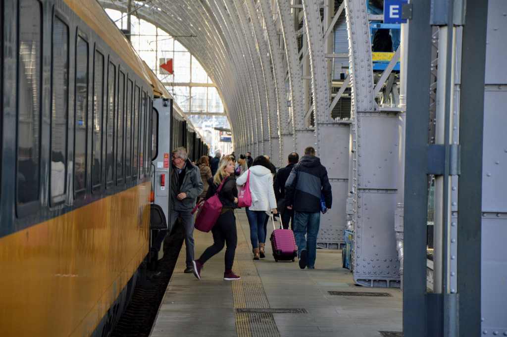 Cestující na pražském hlavním nádraží. Foto: Jan Sůra
