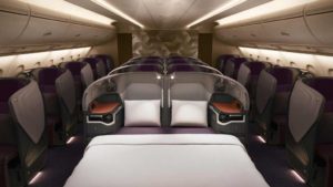 Byznys třída v novém, velkou změnou je především možnost spojení dvou plně rozložitelných sedaček v jedno dvojlůžko v prostřední řadě. Foto: Singapore Airlines