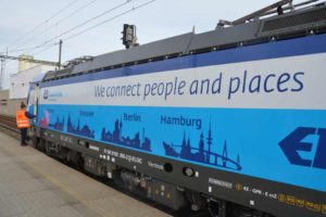 Lokomotiva Siemens Vectron v polepu Českých drah veze siluety čtyř měst na trase Praha - Hamburg. Foto: Jan Sůra