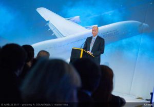 Šéf Airbusu Tom Enders při předávání nového letadla A380 společnosti Singapore Airlines. Foto: Airbus