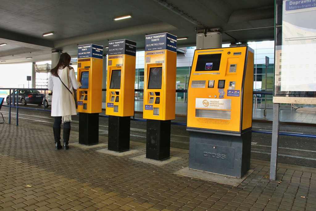 Jízdenkové automaty na Letišti Václava Havla. Foto: Ropid