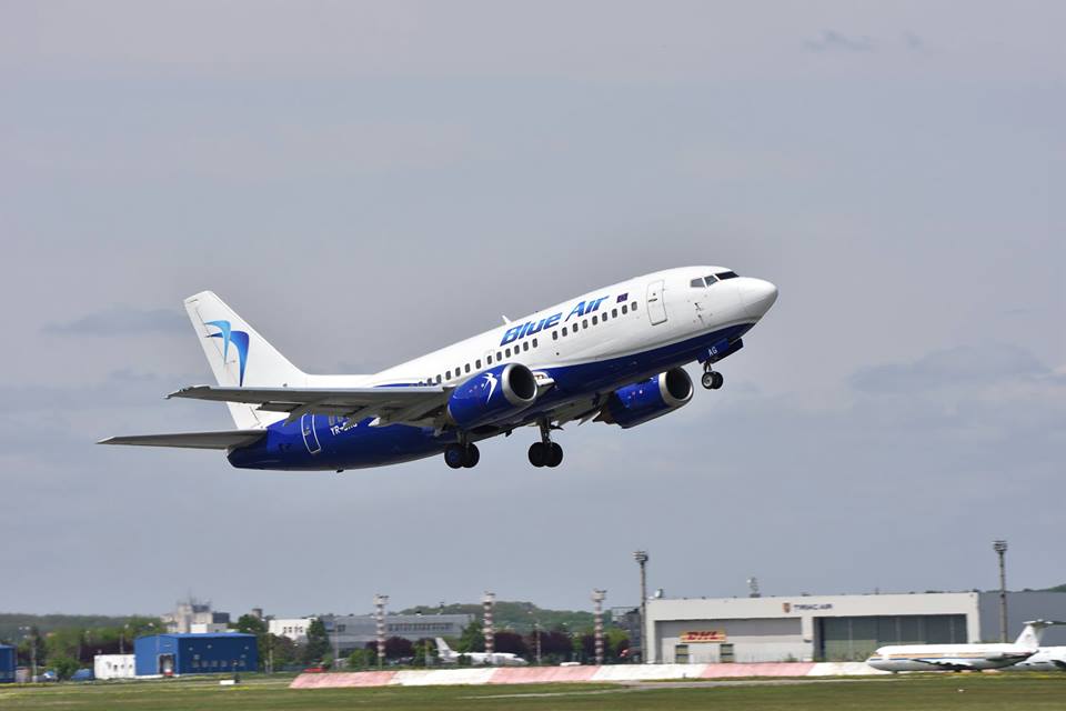 Boeing 737-500 letecké společnosti Blue Air. Foto: Facebook Blue Air