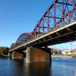 Železniční most mezi Výtoní a Smíchovem. Foto: Jan Sůra