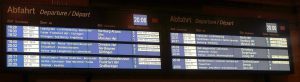 Odjezdový „pragotron“ Erfurt Hbf. s vlaky odjíždějícími zhruba během jedné hodiny – je zde asi desítka(!) zpožděných vlaků kategorie ICE, přičemž zpoždění ve formě „běžícího textu“ lze jen těžko vnímat. Foto: David Krásenský