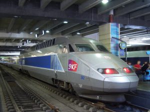 TGV Atlantique na nádraží Montparnasse. Foto: By SeeSchloss (Own work) [CC BY-SA 2.5 (https://creativecommons.org/licenses/by-sa/2.5)], via Wikimedia Commons