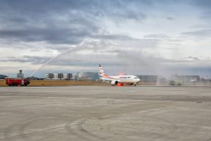 Vodní slavobrána pro nový 737 MAX 8 pro příletu v Praze. Foto: Letiště Praha