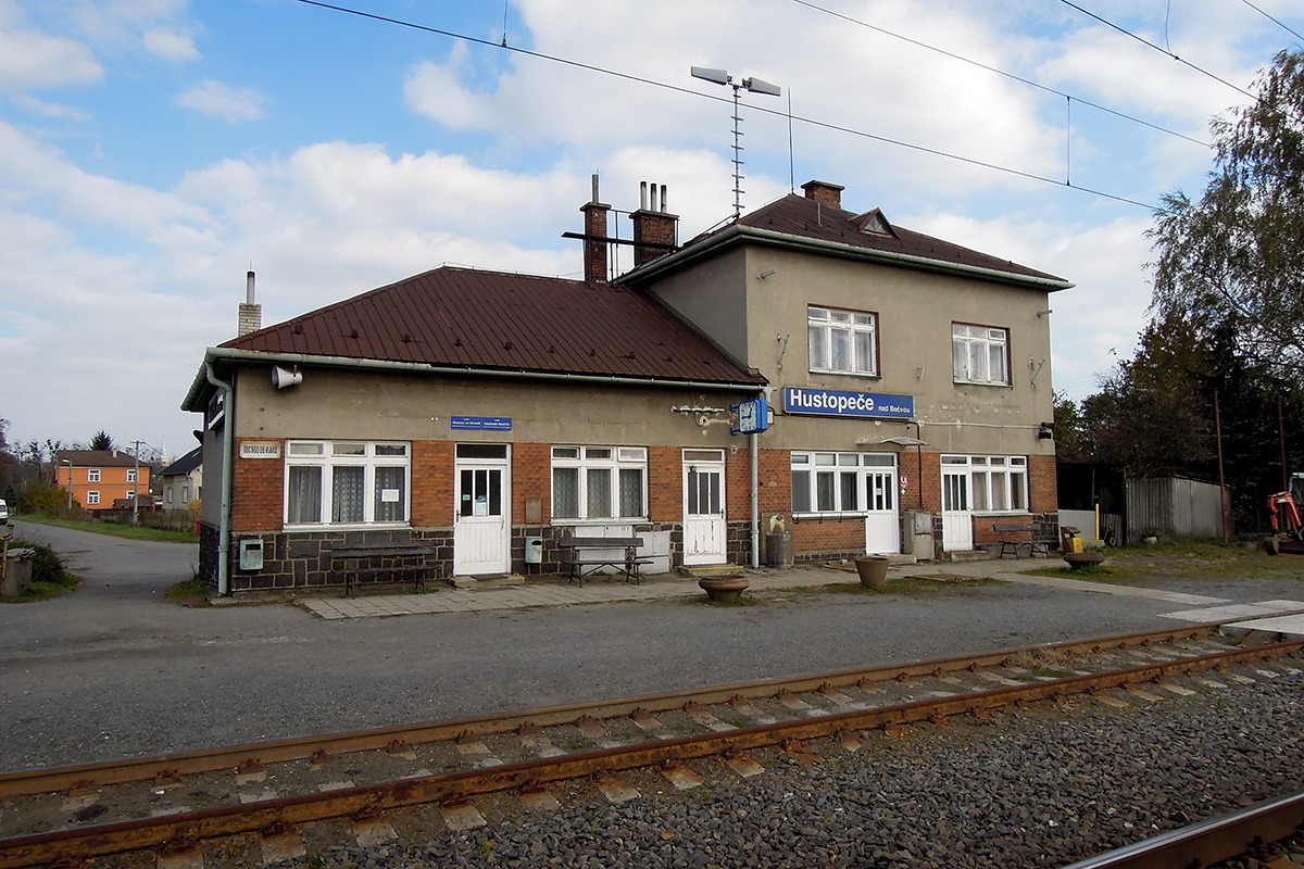 Železniční stanice Hustopeče nad Bečvou, foto: Radim Holiš/WikiMedia (licence CC-BY-SA-3.0)