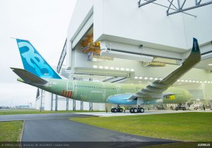 A330-800neo vjíždí do lakovny. Foto: Airbus