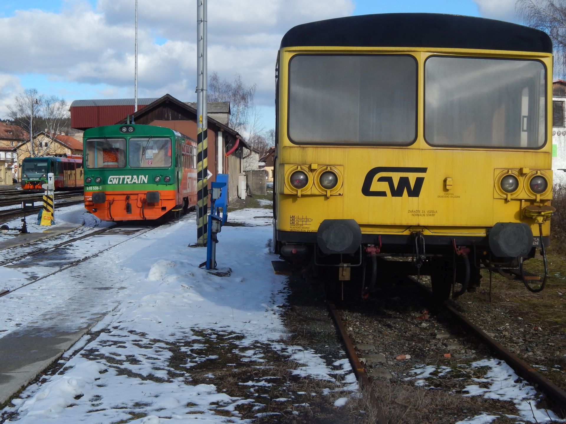 Motoráky GW Trainu ve Volarech. V popředí dvě 810, třetí vzadu Regio Sprinter (654). Autor: Zdopravy.cz/Jan Šindelář