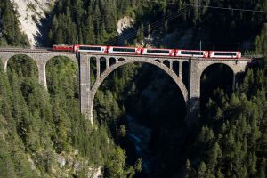 Wiesenský viadukt na trati mezi Filisurem a Davosem je nejvyšší v celé síti Rhätische Bahn. Foto: RhB