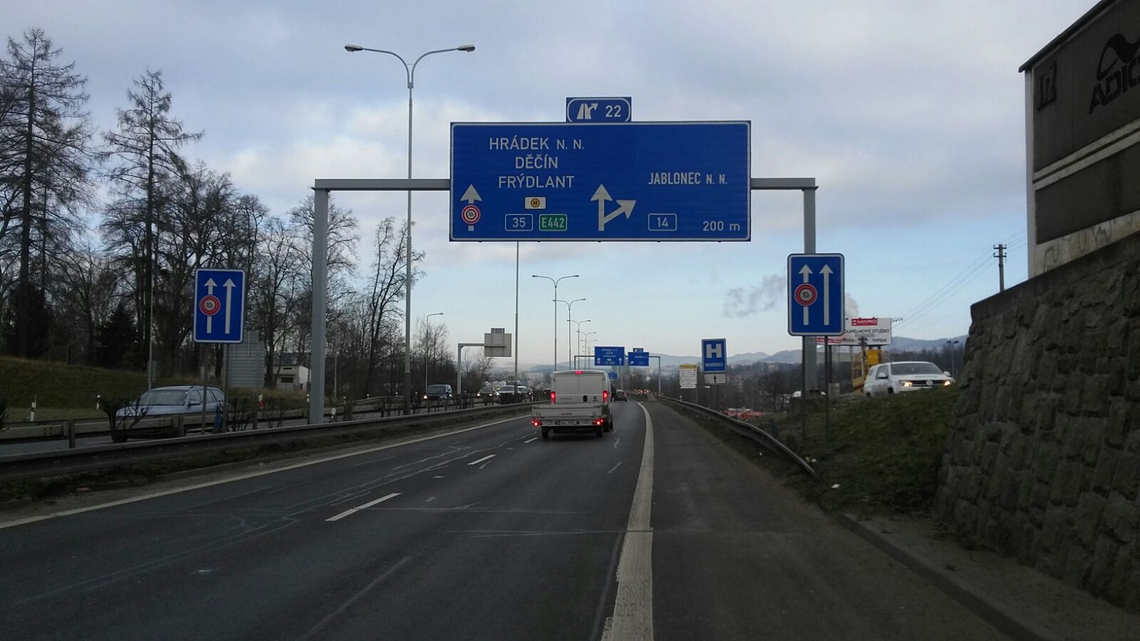 Silnice I/35 v Liberci, vpravo omezení odbočovacího pruhu na silnici I/14. Foto: Jan Sůra