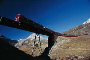 Bernina Express při cestě kolem průsmyku Bernina. Foto: Rhätische Bahn