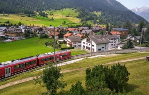 Vlak na Albulabahn v obci Bergün. Foto: Jan Sůra