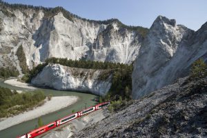 Jízda Glacier Express Rýnskou soutěskou. Foto: Rhätische Bahn