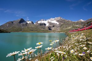 Trasa Berninabahn kolem ledovcových jezer. Foto: Rhätische Bahn