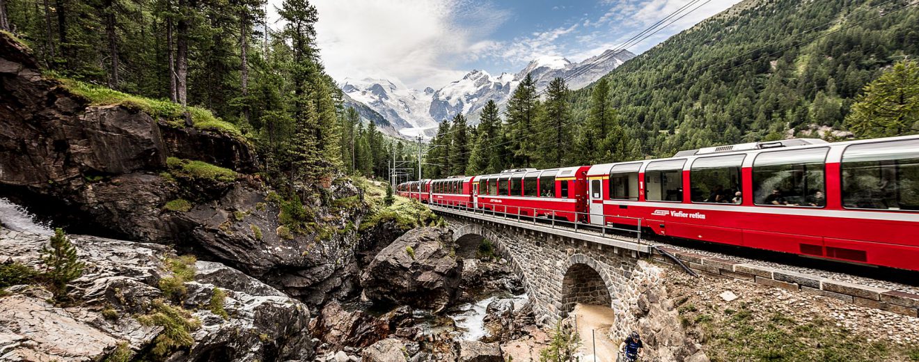 Bernina Express na trase mezi Svatým Mořicem a Alp Grüm. Foto: Rhätische Bahn