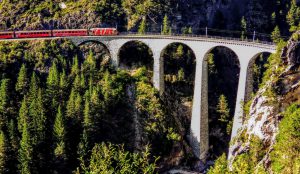 Osobní vlak z Churu vjíždí na Landwasserviadukt. Foto: Jan Sůra