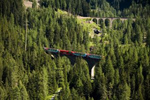 Glacier Express stoupám údolím Albuly ke stanici Preda a tunelu Albula. Foto: Rhätische Bahn