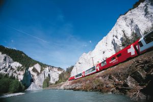 Glacier Express v údolí Rýna. Foto: Rhätische Bahn