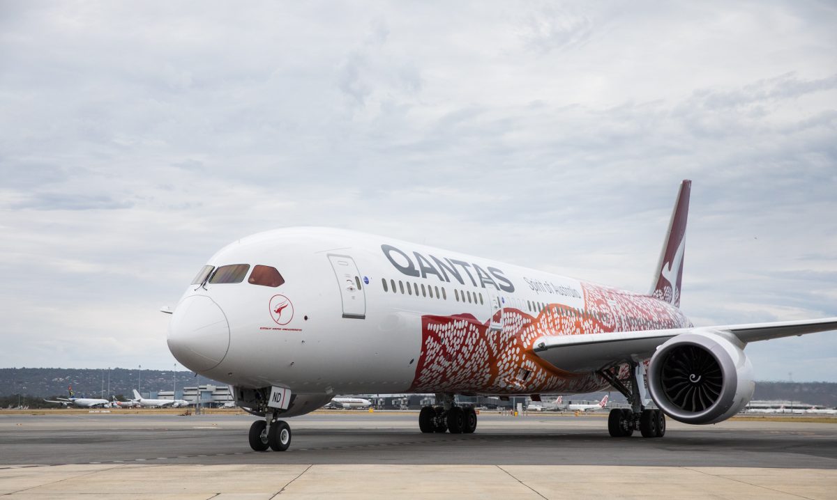 Dreamliner Qantasu ve speciálním nátěru připomínající dílo Austrálců. Foto: Qantas