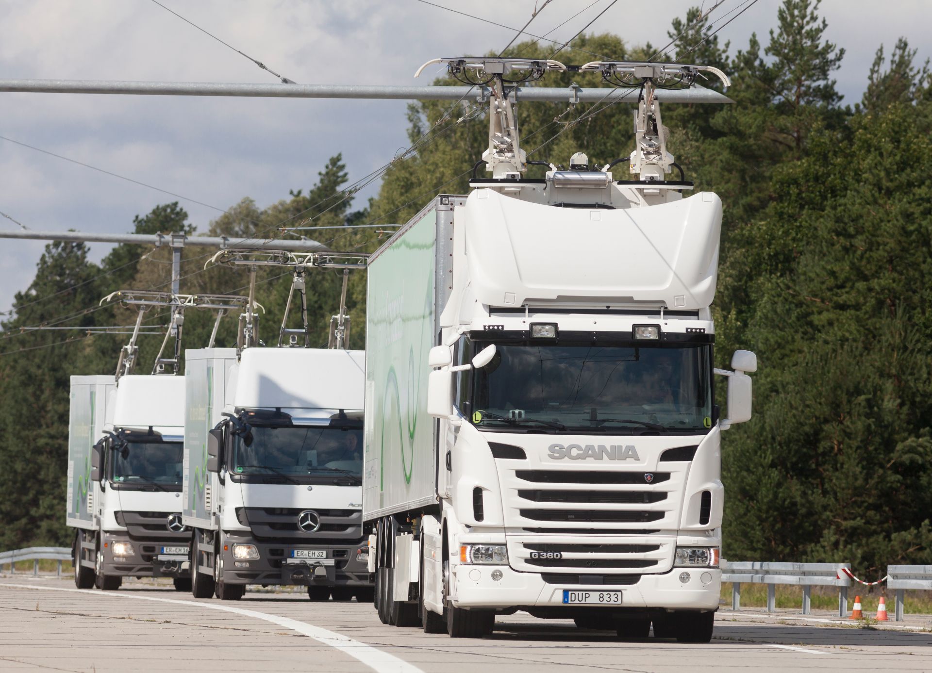 Testovací jízdy kamionů s trolejemi na zkušební e-dálnici v prostoru bývalého vojenského letiště Gross-Dölln. Foto: Siemens