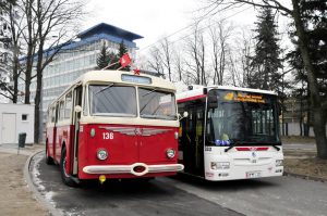 Historický trolejbus 8Tr a a nízkopodlažní Škoda 30Tr SOR na otočce u Zámečku. Foto: DPMP