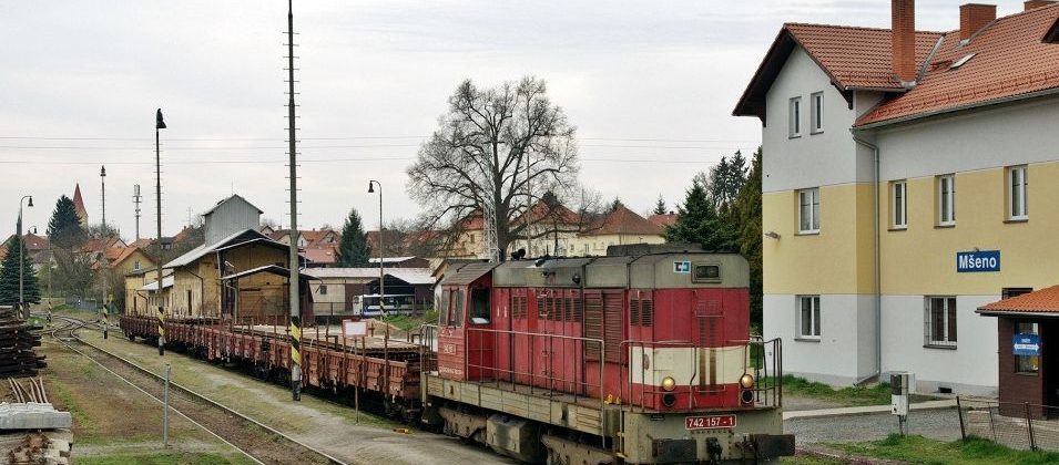 Lokomotiva řady 742 společnosti ČD Cargo ve Mšeně (před rekonstrukcí stanice). Foto: ČD Cargo
