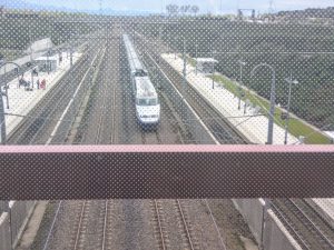 Nádraží ve Valence. Některé vlaky tu projíždí plnou rychlostí 320 km/h, jiné zastavují. Foto: Jan Sůra