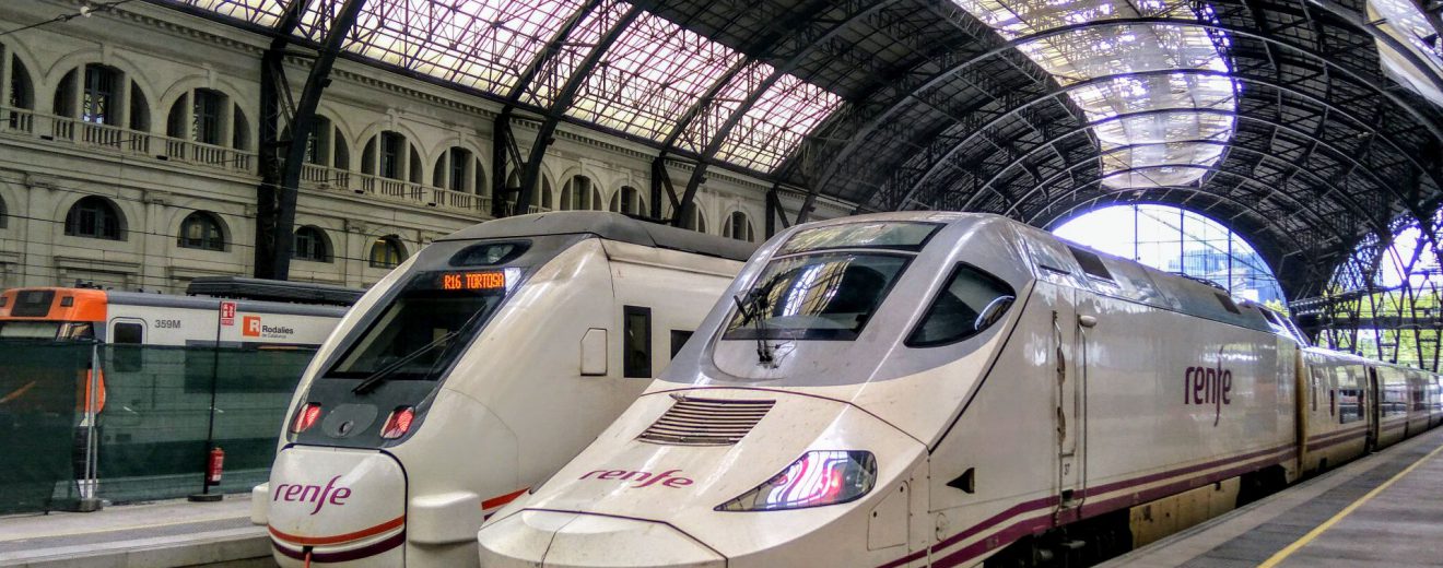 Starší vysokorychlostní jednotka španělských železnic na stanici Barcelona na nádraží Estació de França. Foto: Jan Sůra