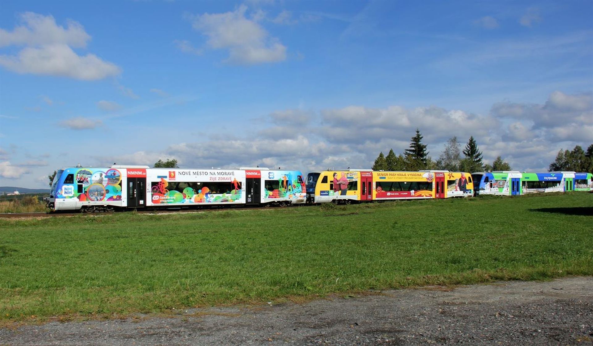 Motorové vozy Stadler RegioShuttle řady 841 v barevném polepu Kraje Vysočina. Foto: Kraj Vysočina