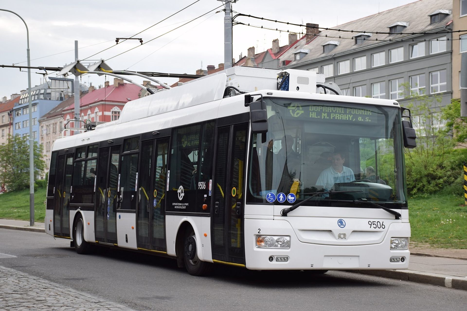 Trolejbus Škoda – SOR 30Tr na Palmovce. Foto: DPP