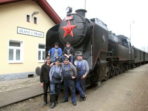 Lokomotiva 464.102 a posádka v Jílovém u Prahy. Foto: Růžolící Chrochtík