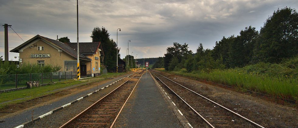 Nádraží Dzbel. Autor: xkomczax – Vlastní dílo, CC BY-SA 4.0, https://commons.wikimedia.org/w/index.php?curid=36491985