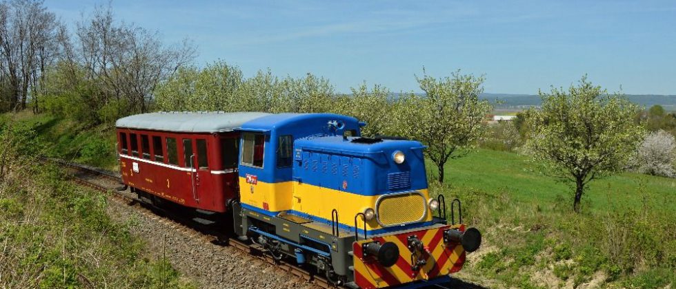 Lokotraktor s přípojným vozem. Autor: Slezský železniční spolek